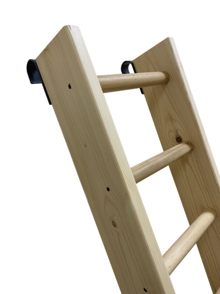 Лестница деревянная с зацепами 2,5 м фото